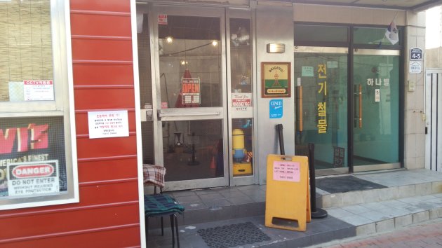 正面から撮影したトーキョーダイニング（東京ダイニング）の出入口